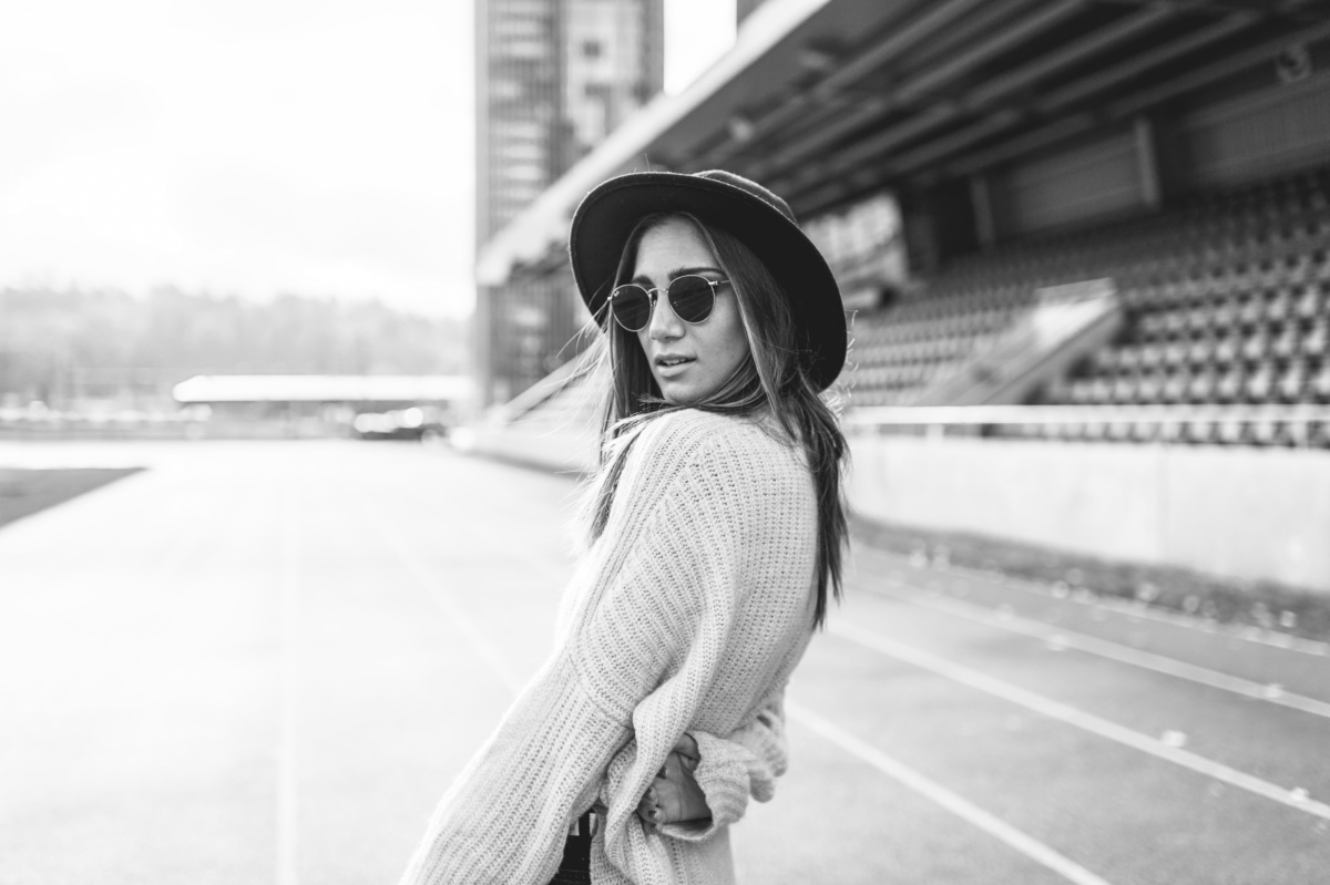 Netzstrümpfe und Winterpullover