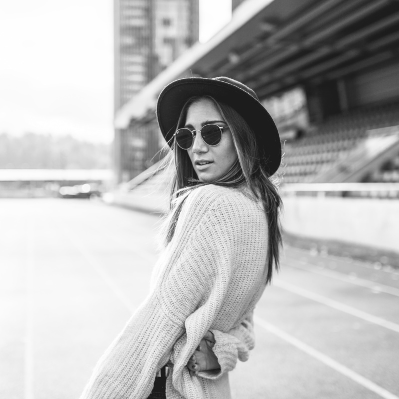 Netzstrümpfe und Winterpullover